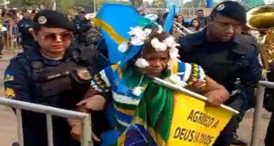 Bailarina da Praça é expulsa e arrastada pela PM do Desfile de Sete de Setembro
