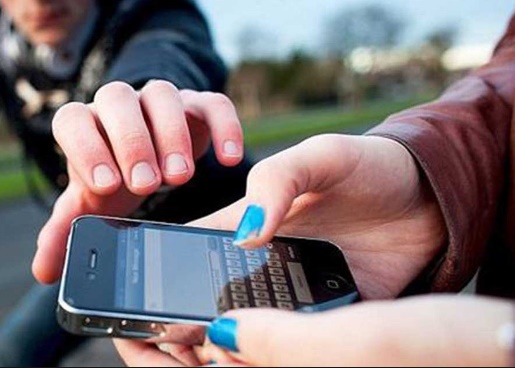Mulher tem celular roubado após marcar encontro em aplicativo de relacionamento 