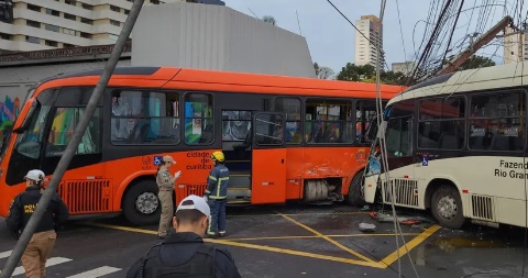 Acidente entre dois ônibus do transporte coletivo deixa mais de 40 feridos em Curitiba

