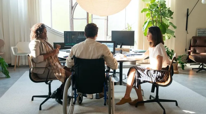 Empresas brasileiras estão se preparando para adotar a semana de 4 dias de trabalho
