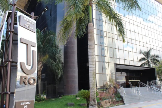 Agente público é condenado por acumular vários cargos públicos

