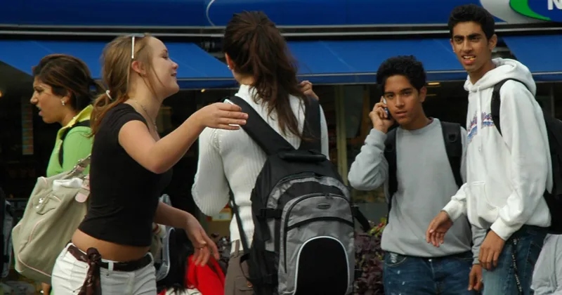 Vida sexual de brasileiros está começando aos 13 anos, diz pesquisa do IBGE