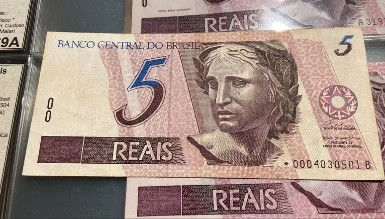 Cédula de 5 reais com detalhe na numeração pode valer mais de R$ 400
