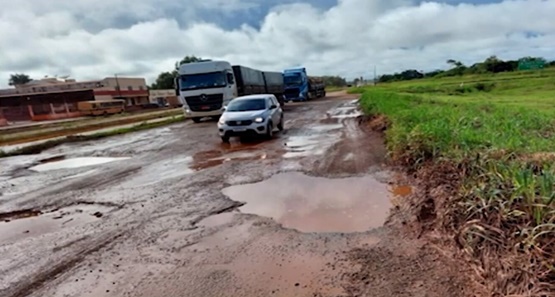 Trecho da BR-364 em Itapuã do Oeste começa  a receber asfalto depois de anos 
