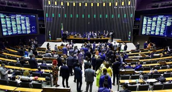 Concursos públicos oferecem salários de quase R$ 35 mil e mais de 2.000 vagas