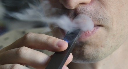 Proibido no Brasil, senadores querem regulamentar o uso e comércio de cigarros eletrônicos