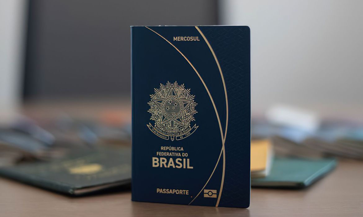 Novo modelo de passaporte brasileiro começa a ser emitido pelo governo
