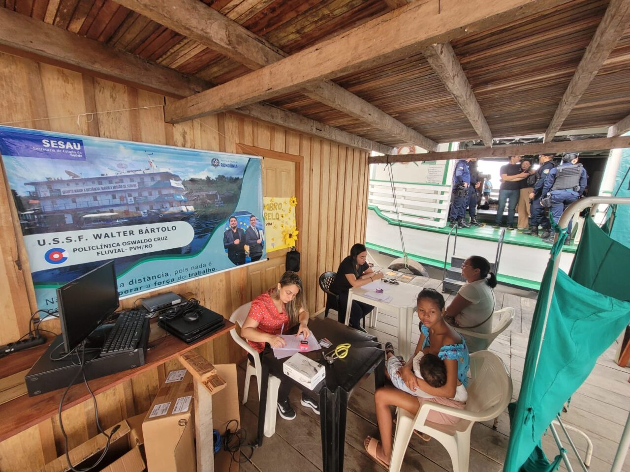 Unidade fluvial da POC leva atendimentos em saúde para comunidades ribeirinhas
