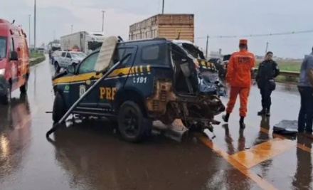 Viatura da PRF fica destruída após bater em carreta na BR-364