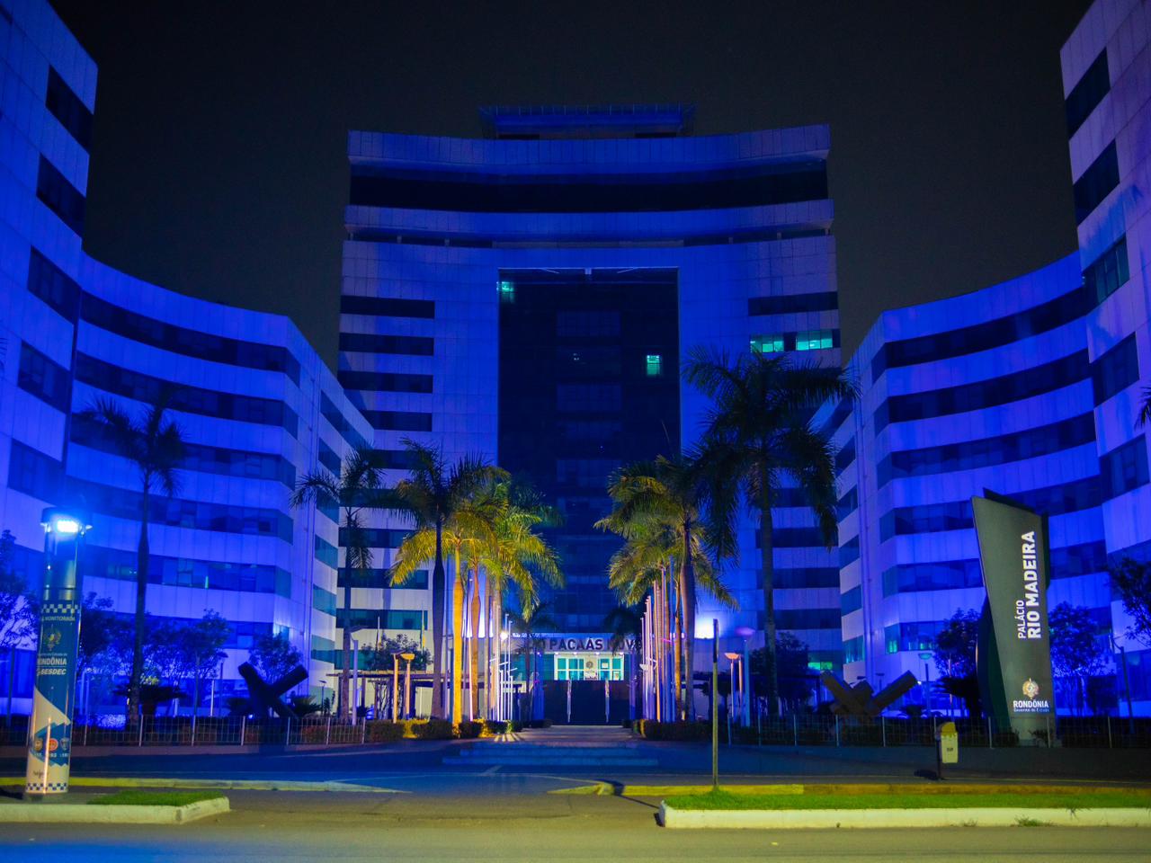Palácio é iluminado com as cores da bandeira de Israel em solidariedade às vítimas de ataques
