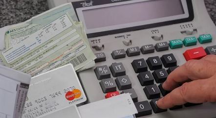 Endividamento aumenta entre os mais pobres, e inadimplência atinge o maior nível em 10 meses
