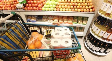 Com recuo de alimentos, inflação acumulada é menor para os mais pobres
