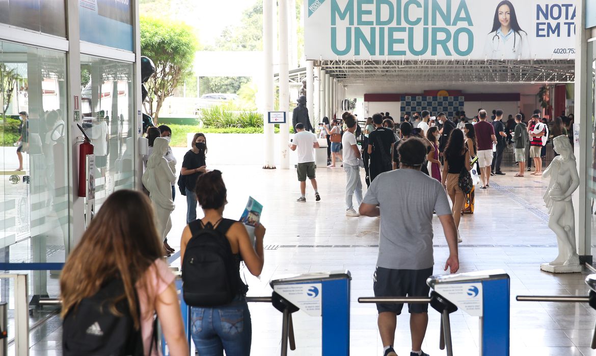 Saiba como as notas do Enem podem ser usadas no Brasil e no exterior
