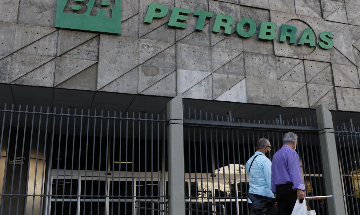 Petrobras reduz preço da gasolina e aumenta o do diesel nesse sábado, 21/10
