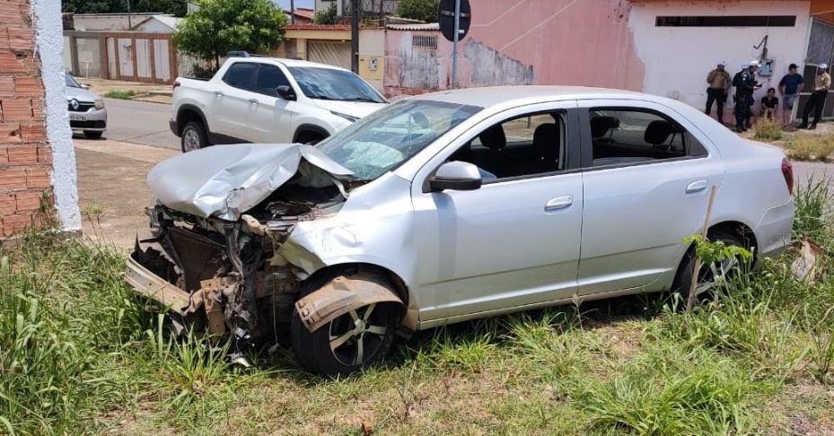 Servidora Pública fica ferida após grave acidente entre caminhonete e carro