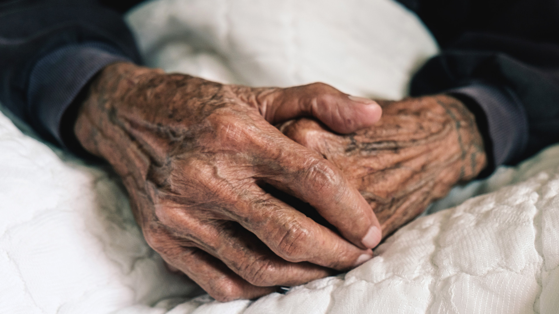Idosa de 91 anos é resgatada após ficar 10 dias com cadáver do filho em casa 
