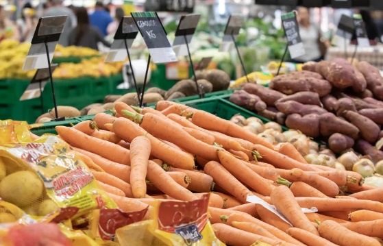 Preço de alimentos e bebidas cai pelo 5º mês seguido, mas ainda está acima do que era há 1 ano
