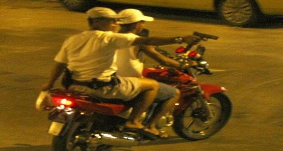 Bandidos rendem vítimas roubam celulares, cartões de crédito e exigem pix
