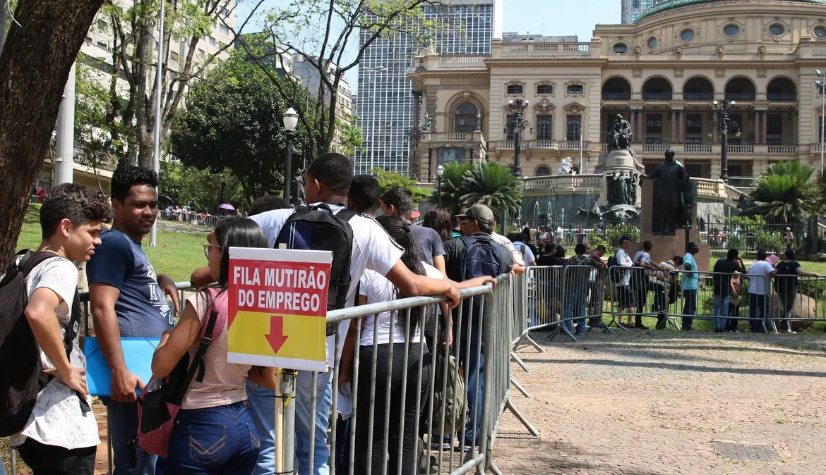 Brasil registra taxa de desemprego de 7,7% no trimestre até setembro de 2023, apontam dados do IBGE
