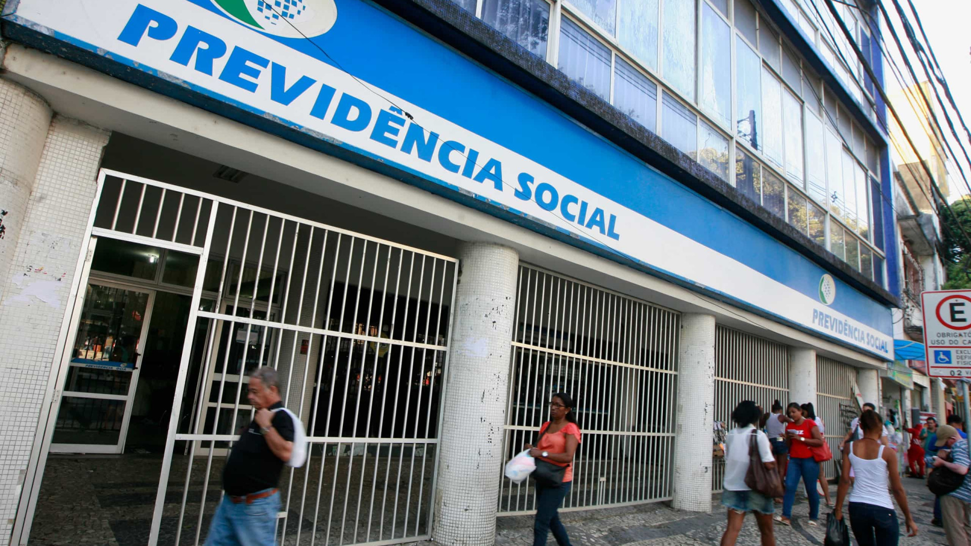INSS retoma atendimento e vai liberar auxílio-doença em unidades que perito faltar
