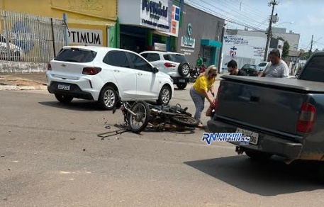 Motociclista pula de moto segundos antes de ser atingido por carro 