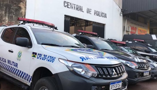 Homem tem casa invadida e arma e televisão furtados na capital 