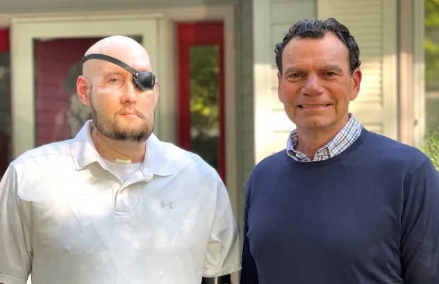 Cirurgiões em Nova York anunciam o primeiro transplante de olho do mundo

