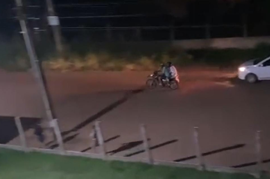 Suposta motocicleta usada no assassinato de criança é encontrada abandonada