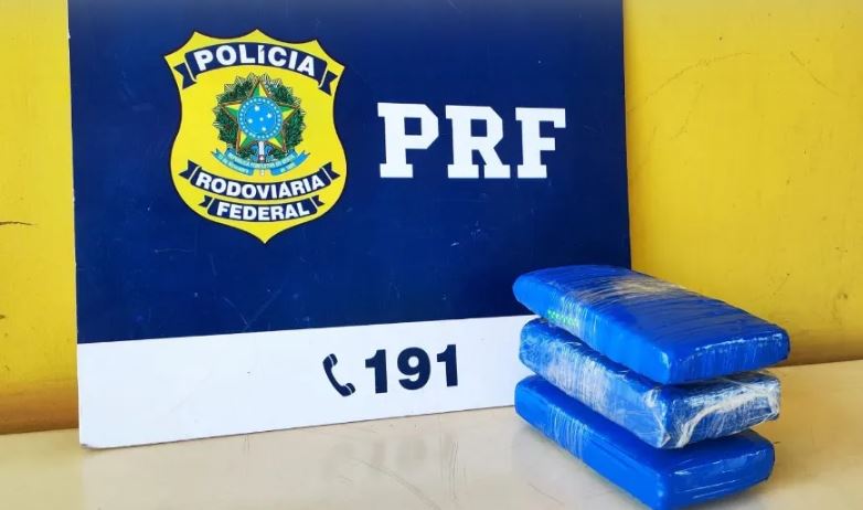 PRF prende mulher abordo de táxi transportando 03 kg de maconha
