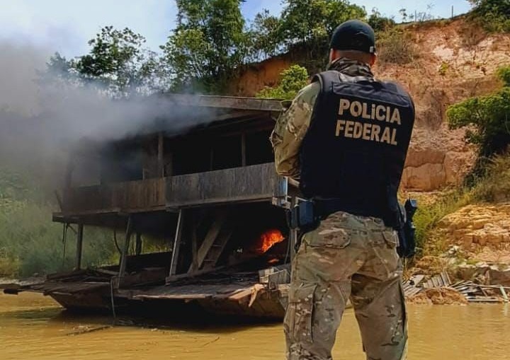 PF destrói 38 dragas no Rio Madeira e apreende um frasco de mercúrio