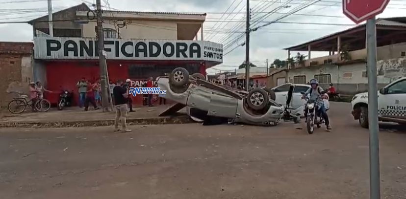 Caminhonete capota após colisão com carro Ônix em cruzamento da capital 