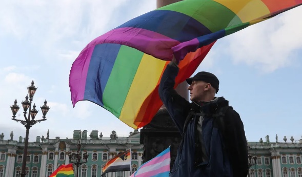 Rússia quer proibir o movimento LGBTQIA+ por considerá-lo 'extremista'
