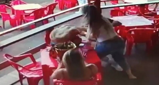 Homem leva peia da ex-mulher em mesa de bar e chama a polícia