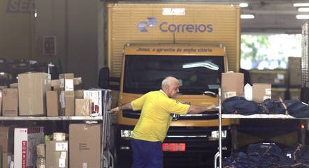 Trabalhadores dos Correios avaliam greve e ameaçam fluxo de entregas da Black Friday

