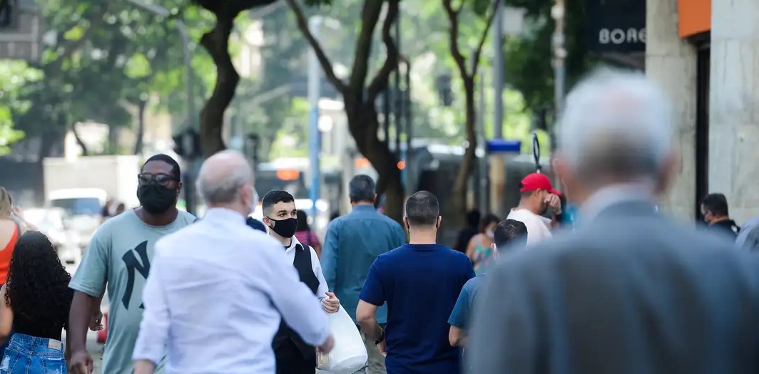 Expectativa de vida sobe para 75,5 anos após queda na pandemia, segundo dados divulgados 

