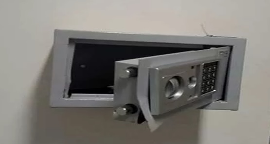 Bandidos invadem casa de médico legista e levam cofre, armas e munições 