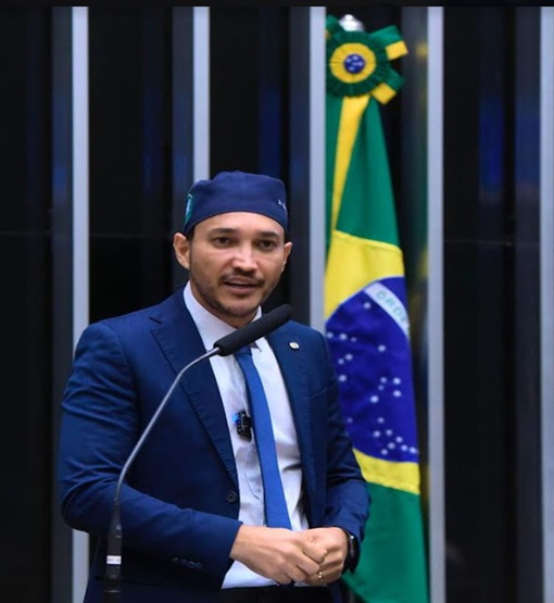 Deputado Fernando Máximo quer isentar de pagar impostos Edir Macedo e R.R Soares 
