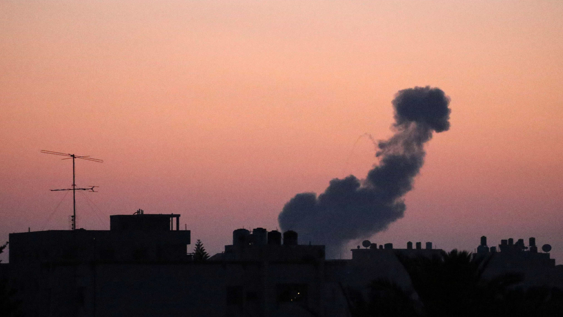 Grupo de 43 brasileiros deixa Gaza e está no Egito esperando avião da Força Aérea Brasileira 