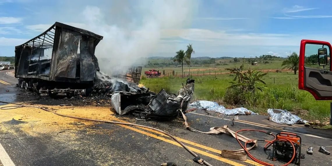 Acidente entre ônibus e caminhão deixa rodovia fechada e três mortos