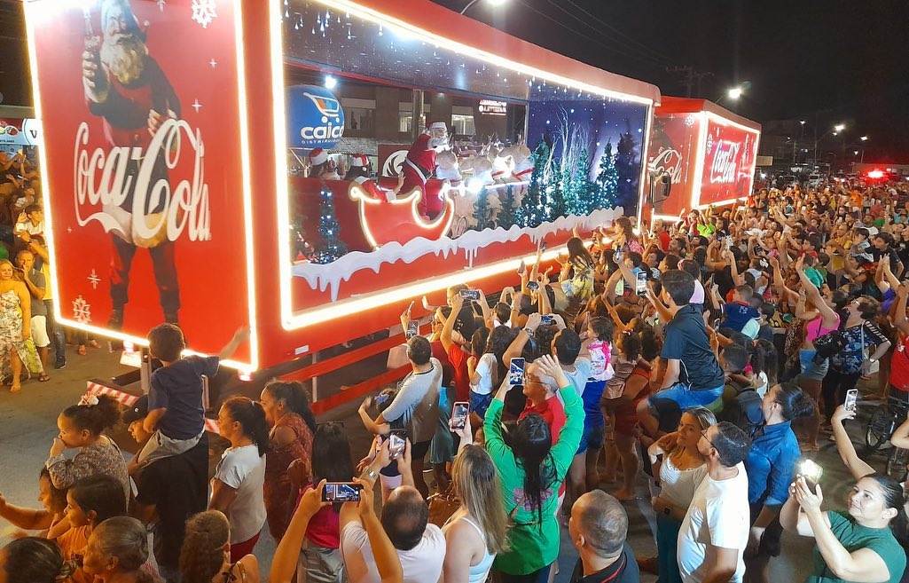 Caravana de Natal da Coca-Cola traz encanto e luz em desfile especial nas ruas da capital
