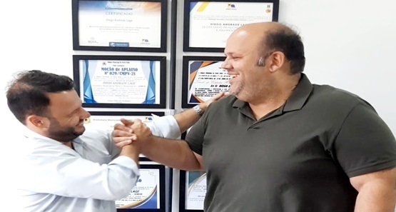 Pedido de Dr. Júnior Queiroz é atendido pela SEMOB e bairro Aponiã recebe meio fio e sarjeta