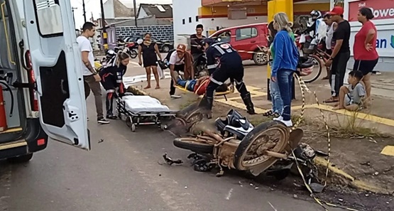 Motorista invade preferencial e atropela motociclistas na capital