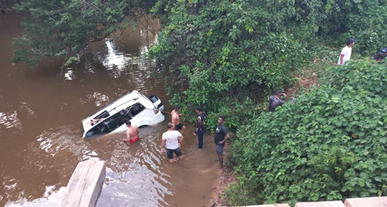 Cinco pessoas perdem a vida após caminhonete cair em rio em Rondônia
