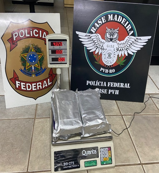 PF prende traficante tentando embarcar com 04 kg de cocaína