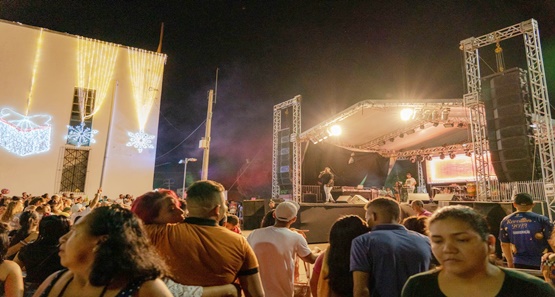 Estrutura para a festa da virada começou a ser instalada nesta quinta-feira (28)