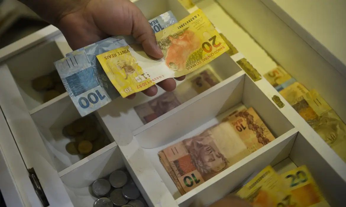 Salário mínimo de R$ 1.412 entra em vigor nesta segunda-feira
