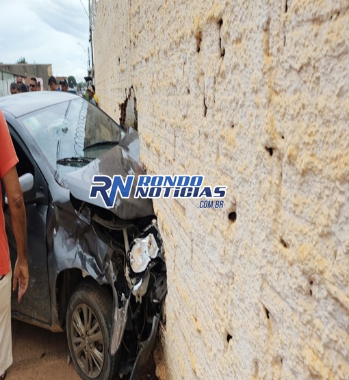 Colisão entre moto e carro destrói muro da Semob em Porto Velho