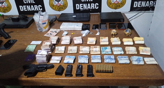PC cumpre mandados e prende família traficando drogas na zona leste