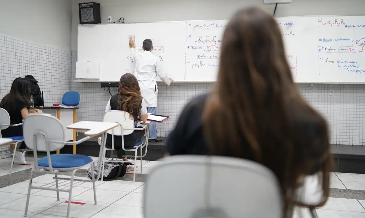 Alunos do Ensino Médio podem receber bolsa a partir de março
