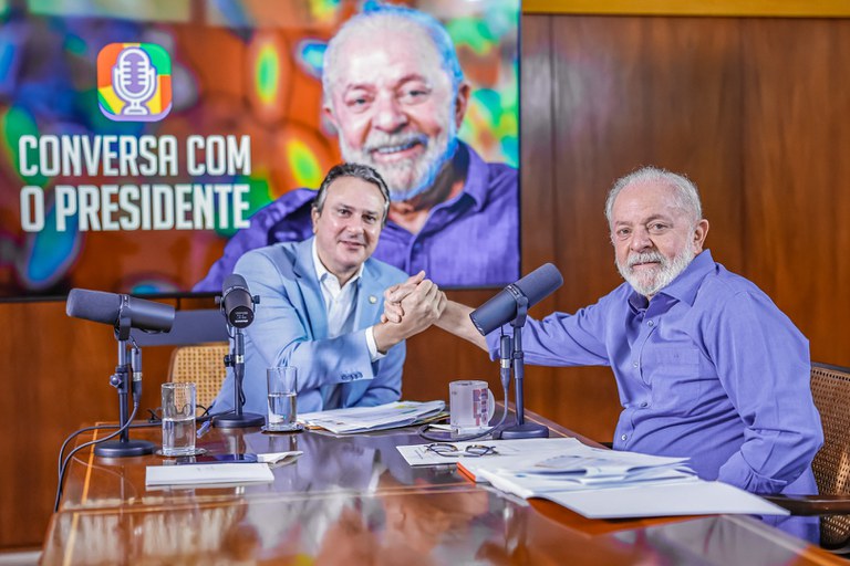Lula cria o "bolsa-poupança" de R$ 1.000 para alunos do ensino médio e pagará para quem fizer o ENEM